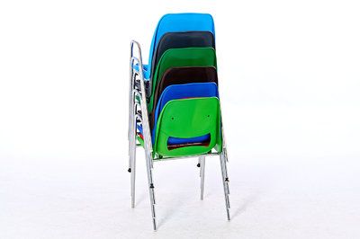 Bequeme vollgepolsterte Kunststoffstühle mit Armlehnen